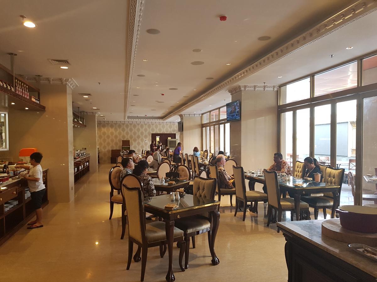 Myko Hotel & Convention Center Макасар Екстериор снимка
